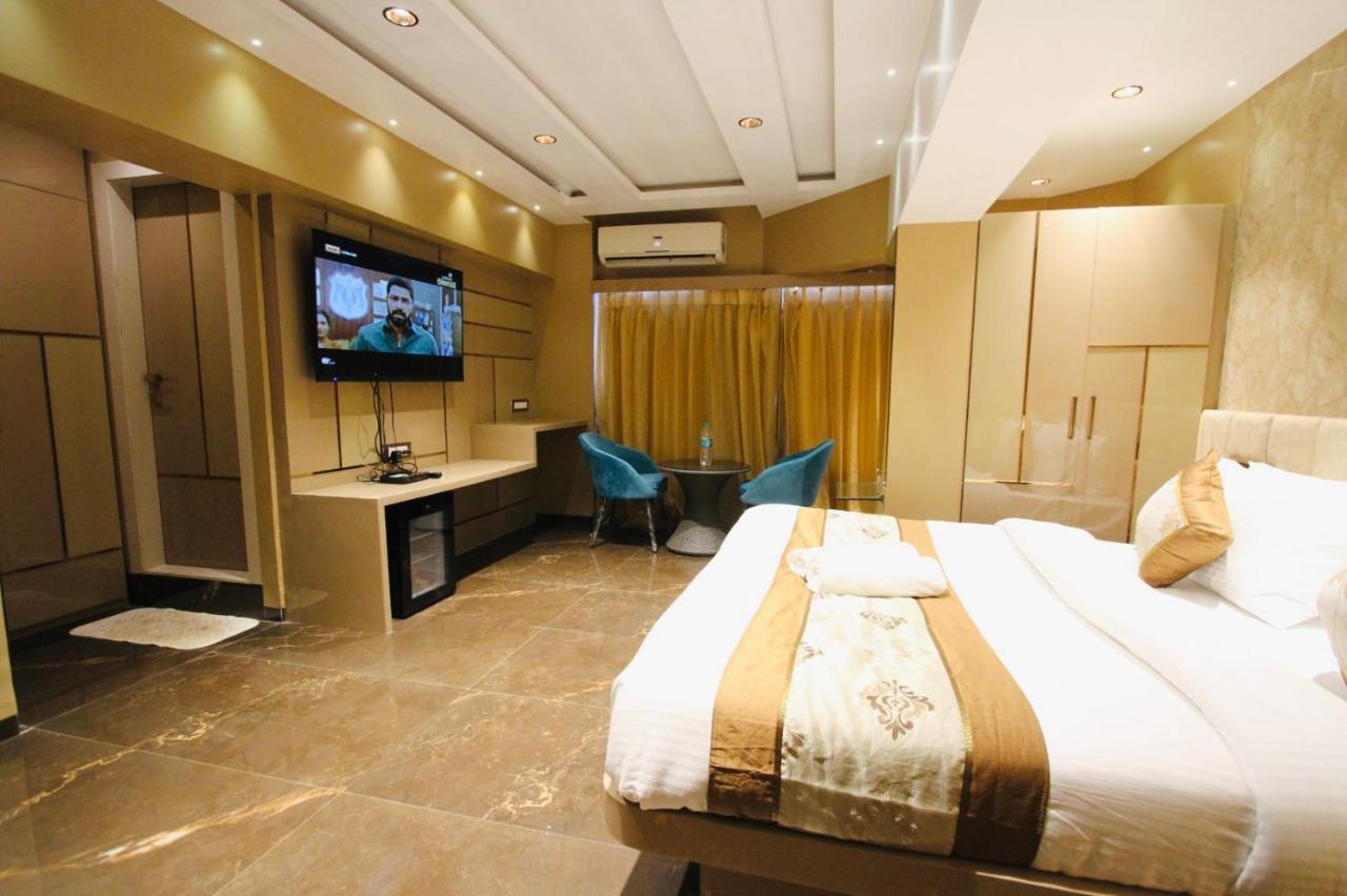 Home2 Renaissance Club Mumbai Exterior photo